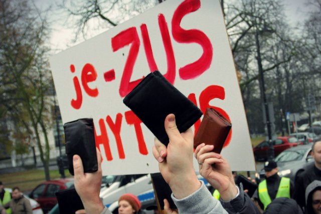 ZUS zaczyna szukać oszczędności tam, gdzie najłatwiej będzie je "wyszarpać"