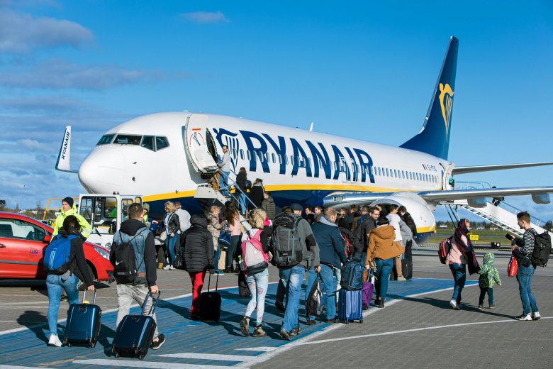 Stewardessa w Ryanair może liczyć na zarobki około 4 tys. złotych miesięcznie "na rękę".