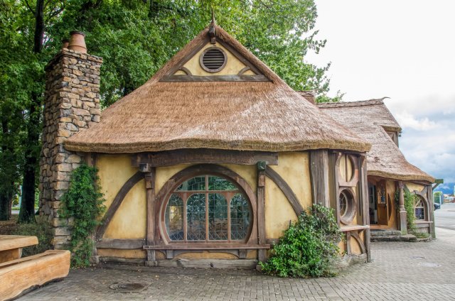 W Leśnym Ogrodzie Botanicznym "Marszewo" powstają domki, przypominające wyglądem hobbicie norki