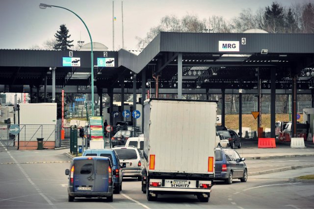 Firmy wolą zapłacić więcej i ściągnąć towar z zagranicy, niż kupić go u polskiego producenta. Powodem jest wprowadzenie od 2017 roku tzw. odwróconego VAT-u