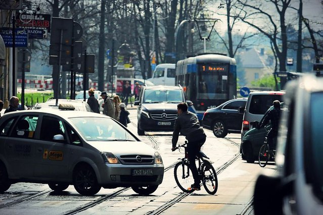 Jedną z belgijskich posłanek zafrasowała sprawa zbyt wolnego poruszania się samochodami po drodze. Okazało się, że miejscowa policja wystawia za te wykroczenie ok. 650 mandatów rocznie