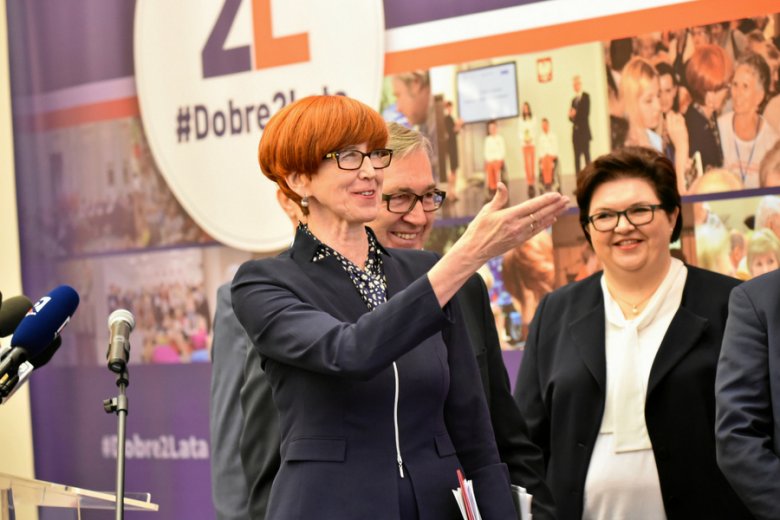 Minister pracy Elżbieta Rafalska, za nią wiceminister Stanisław Szwed.
