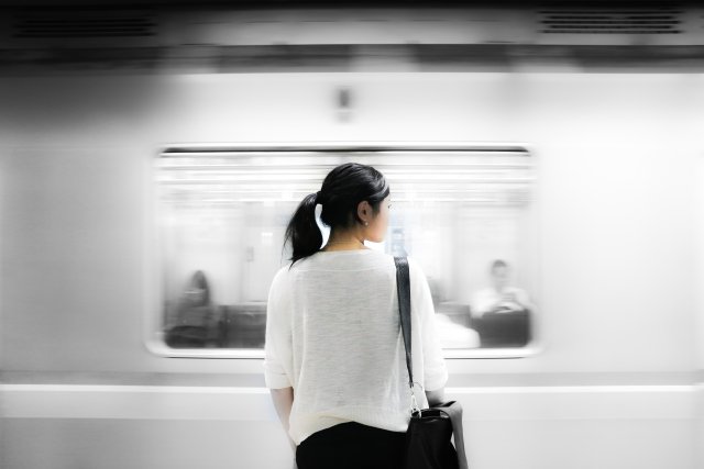 Pędzący pociąg jako symbol uciekającego czasu. Może nawet to Pendolino.