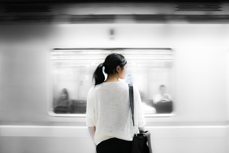 Pędzący pociąg jako symbol uciekającego czasu. Może nawet to Pendolino.
