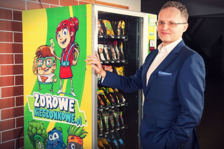 Prezes Andrzej Nartowicz przy maszynie "Zdrowe Kieszonkowe".