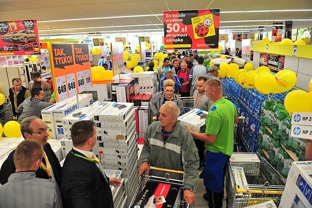 Biedronka zamierza promować swoją nową linię produktów goBio przez zawieszki na produktach oraz foldery i ulotki dostępne w sklepach.