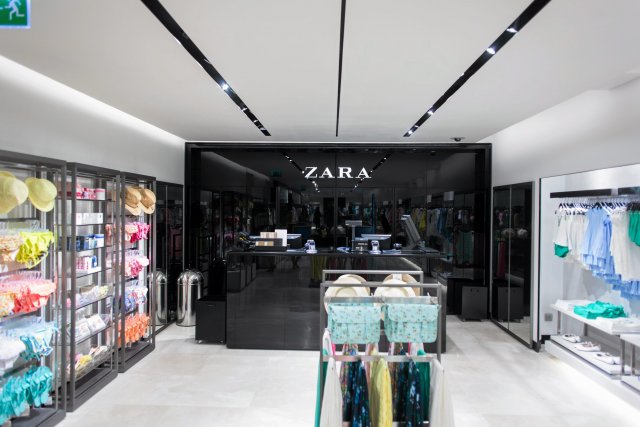 Zara otworzyła pierwszy sklep w 1975 roku w Hiszpanii