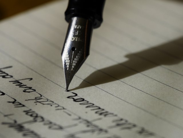 Pisanie w określonych ramach, które ograniczają tworzy napięcie i to napięcie może być twórcze