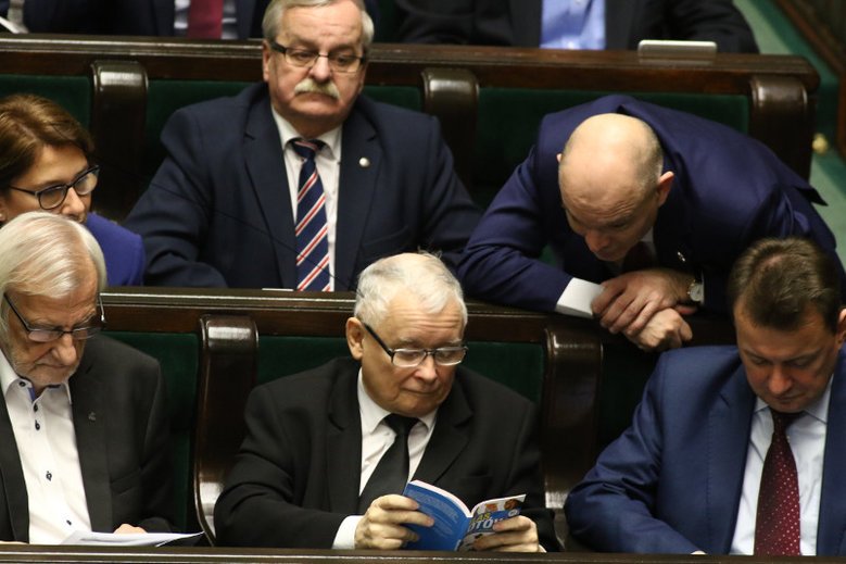 Atlas kotów to już drugi produkt, który wylansował Jarosław Kaczyński. Pierwsza była patriotyczna pelerynka