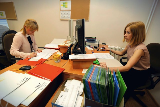 Przez kodeks urzędniczy dodatkowe pensje może stracić 400 tys. osób