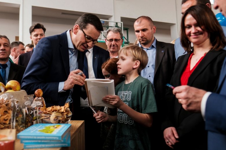 Mateusz Morawiecki zapowiada swoiste 300+: wyprawki dla dzieci w wieku szkolnym.