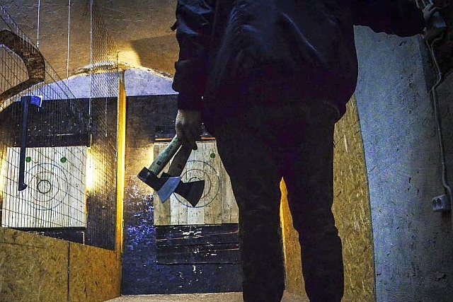To prawdopodobnie jedyne miejsce w stolicy, gdzie zestresowani pracownicy korporacji mogą bezkarnie porzucać siekierami
