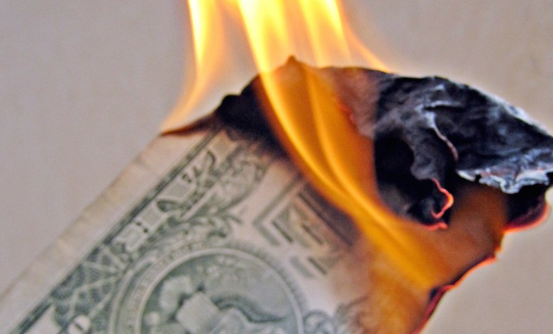 Zbędne inwestycje to jak palenie studolarówkami w piecu