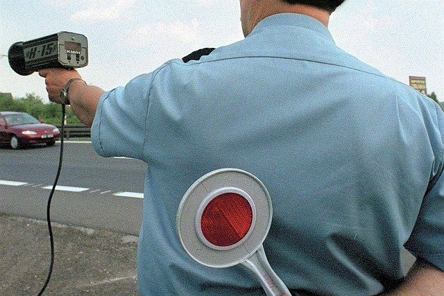 Wysokość mandatów. Jeśli nowe projekty wejdą w życie, do taryfikatora mandatów wejdą kary za blokowanie korytarza bezpieczeństwa, podjeżdżanie do poprzednika i brak apteczki.