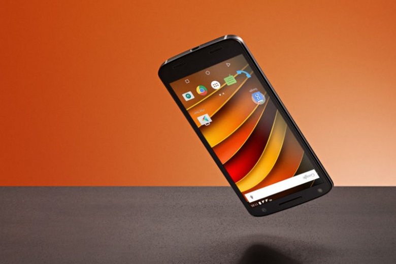 Wchodzący na polski rynek smartfon Motoroli, której właścicielem jest Lenovo, oferuje użytkownikom niezwykle odporny na pęknięcia wyświetlacz