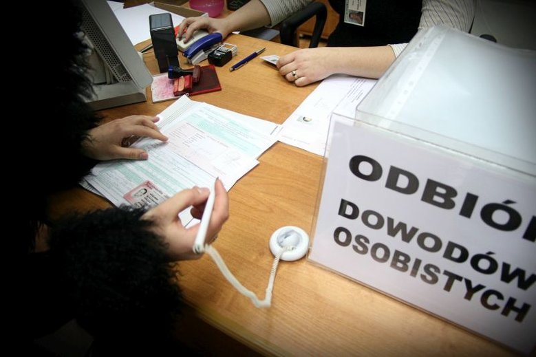 Błędne e-dowody mają być wydawane jeszcze przez 2 lata.