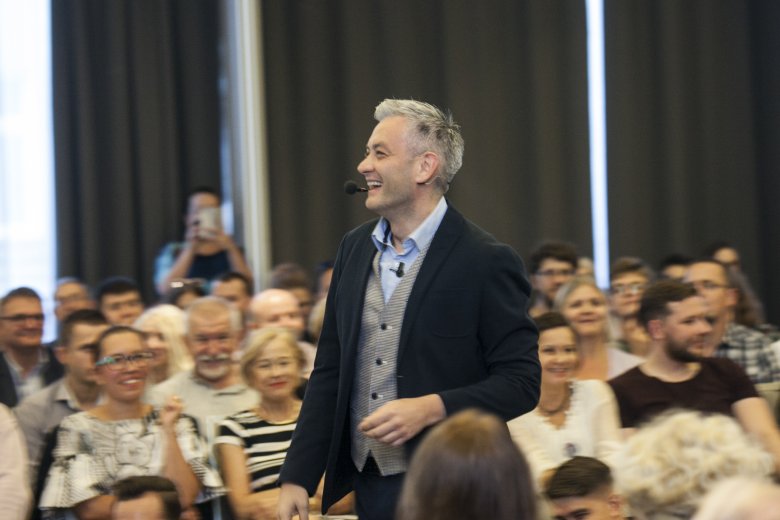 Robert Biedroń mówi, że praktycznie codziennie otrzymuje indywidualne wpłaty na rzecz swojego ruchu społecznego.