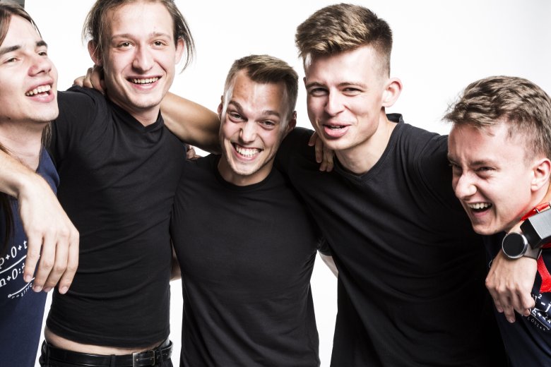 Startup Wavy - twórcy podwodnego lokalizatora dla nurków. Od lewej Michał Andrzejczak, Jakub Wujek, Damian Perydzeński, Artur Seliga, Marcin Lenarczyk