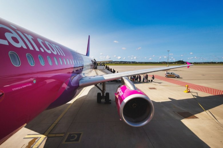 Linie lotnicze Wizz Air przegrały proces z pasażerem, który - nie mogąc skorzystać z toalety - nasikał w samolocie.
