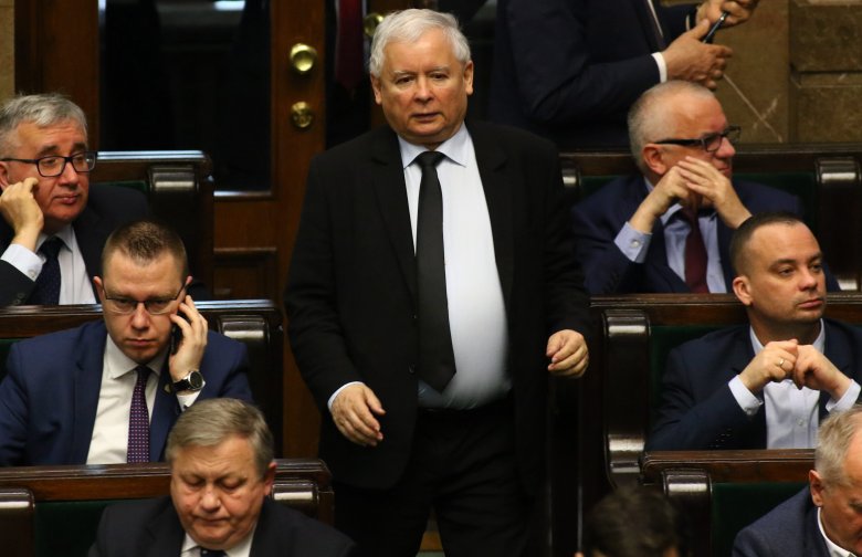 PiS zmienia taktykę, ponieważ spada mu poparcie