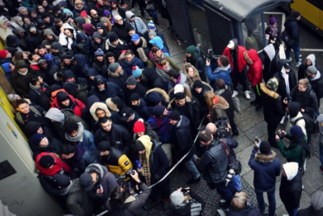 Setki ludzi spędziło całą noc w kolejce, by zdobyć parę nowych sneakersów Adidasa