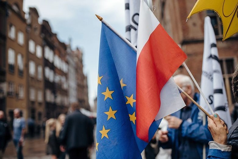 Komisja Europejska chce przyjąć rozporządzenie wprowadzające zależność między przyznawaniem dotacji unijnych od praworządności.