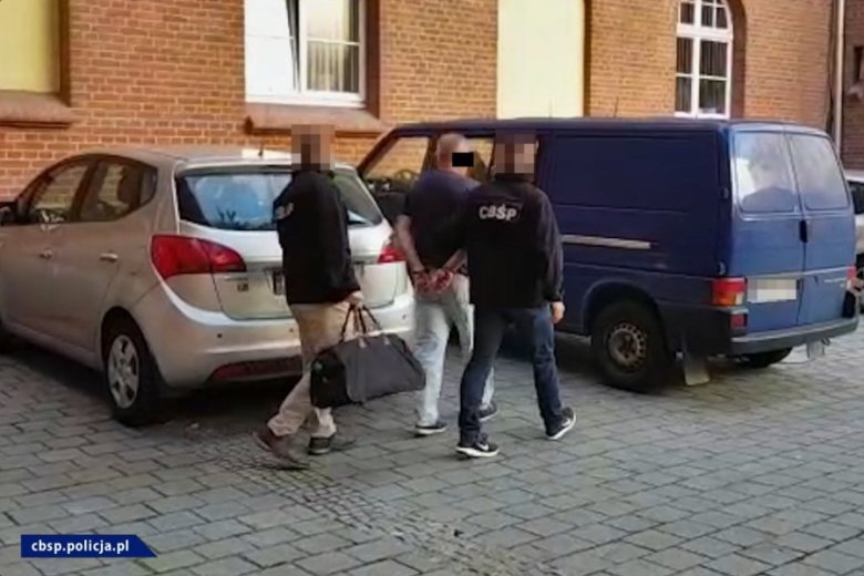 Policjanci CBŚP zatrzymali 13 osób biorących udział w cukrowych przekrętach.