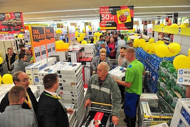 W wielu sklepach Biedronki towary zagradzają drogi ewakuacyjne
