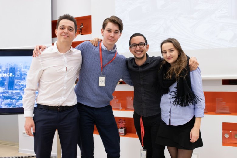 W warszawskiej siedzibie Procter & Gamble odbył się polski finał konkursu P&G CEO Challenge. Na zdjęciu zwycięski zespół: Jan Mysłowski, Bartosz Ćwintal, Saad Mehdaoui oraz Sara Janicka