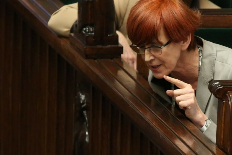 Minister Rafalska zapowiedziała dodatek do pensji m.in. pracowników socjalnych, który nie będzie liczył się do płacy minimalnej. W myśl projektowanych przepisów, za 10-letni staż pracy należy się 10 proc. podwyżka