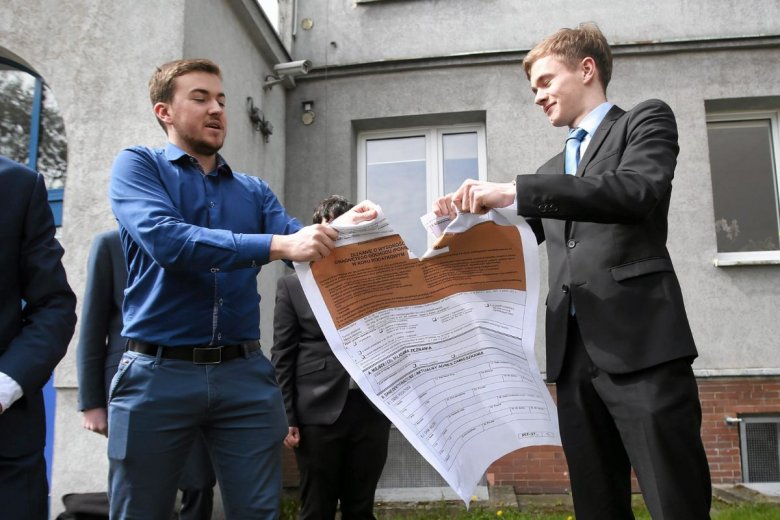 Na zerowym podatku PIT młodzi zyskają tylko 8 proc. To dlatego, że nie zwalnia on ze składek na ubezpieczenie zdrowotne.