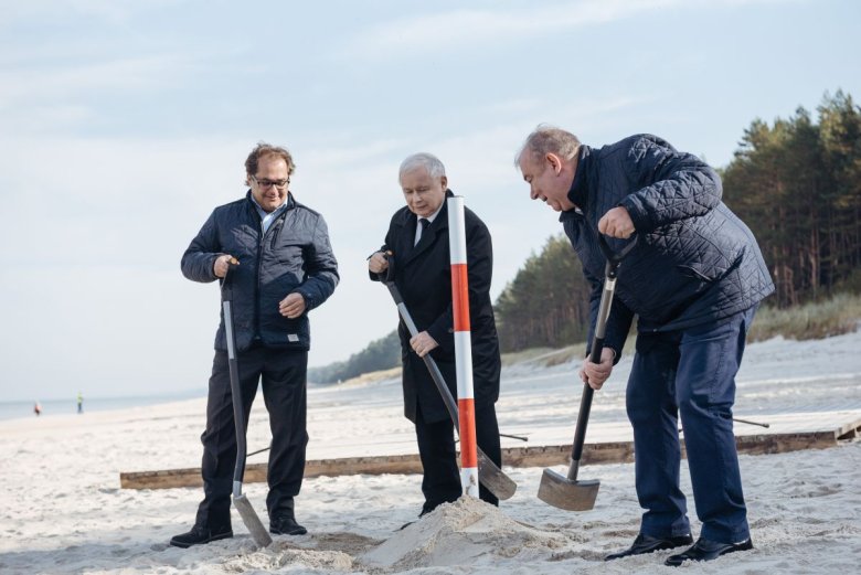 Przetarg na wyłonienie wykonawcy inwestycji został po raz kolejny przełożony, gdyż pierwotny koszt inwestycji został błędnie oszacowany. Przekop Mierzei Wiślanej może kosztować ponad miliard zł.