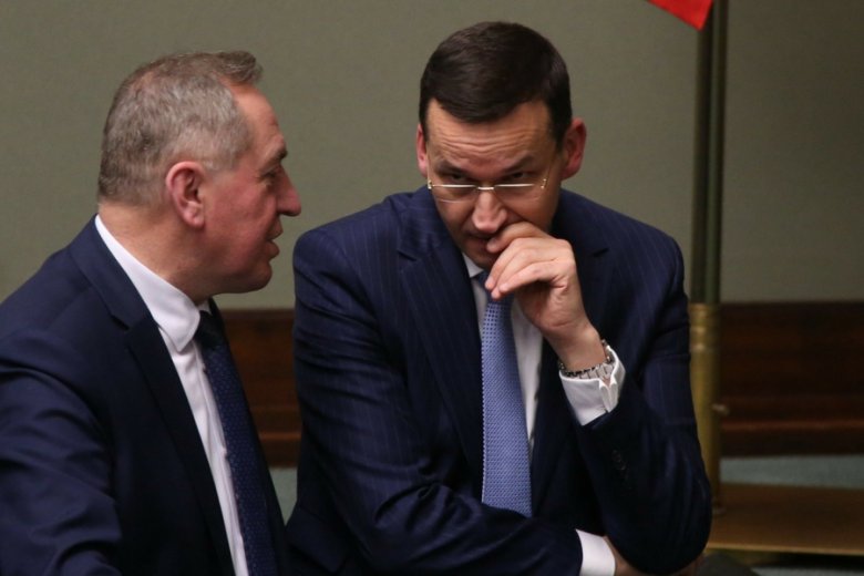 Wicepremier Mateusz Morawiecki (z prawej) jest "rozczarowany" prezydenckim wetem.