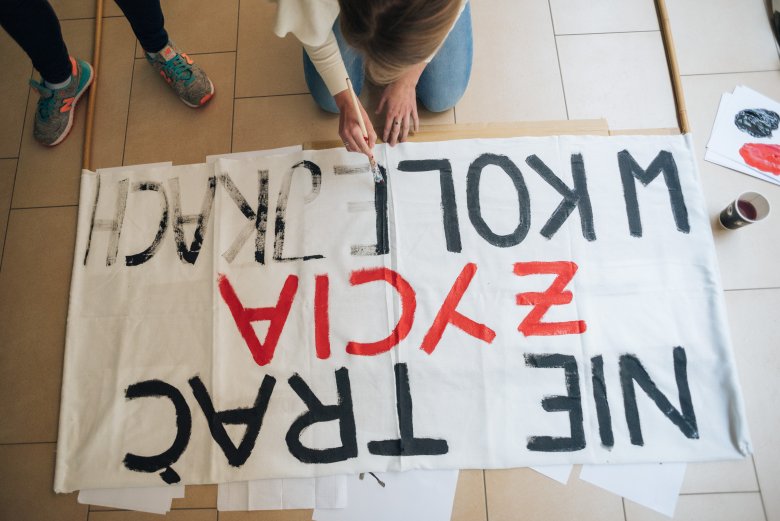 Pracownicy medyczni rozpoczynają nowy czarny protest domagając się podwyżek i więcej pieniędzy dla służby zdrowia. Protestują też policjanci, którzy zamiast mandatów, będą dawać pouczenia.