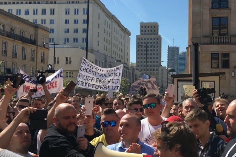 Demonstracja inwestorów handlujących kryptowalutami pod warszawską siedzibą ministerstwa finansów.