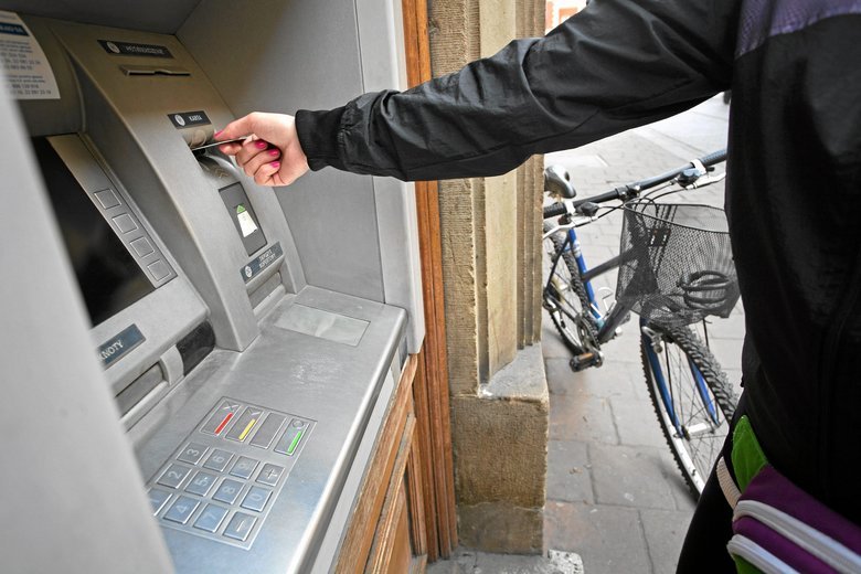 Od 2019 roku pensje będą domyślnie wypłacane przelewami na konto bankowe