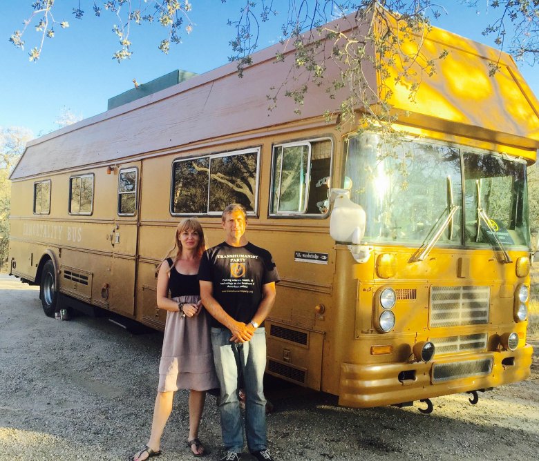 Zoltan Istvan z autorką. W tle... "Autobus Nieśmiertelności"