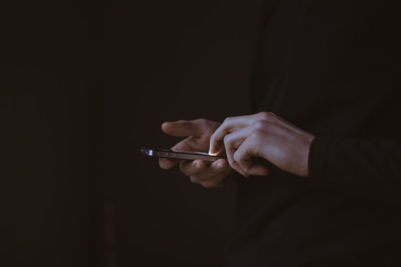 Kłamcy kontrolują do pewnego stopnia narrację. W szczególności tak zwane „content words”. Nie kontrolują jednak wszystkiego. I to zainteresowało Pennebakera.