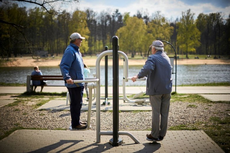 PiS zapowiada w swoim programie wyborczym wprowadzenie minimalnej kwoty 70 zł, o którą będą co roku rosnąć emerytury i renty.