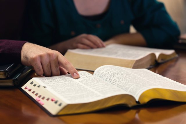 34-letni mężczyzna został zwolniony z pracy, bo nie chciał uczestniczyć w cotygodniowym czytaniu Biblii.