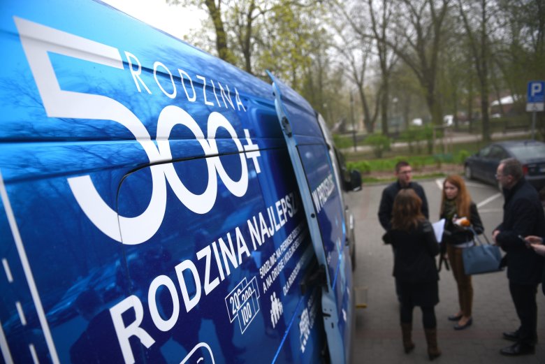 Rodzice składający wniosek o 500+ powinni uważać na internetowych oszustów.