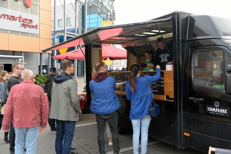 Lidl zainspirował się food truckami i do swojej oferty wprowadza street food.