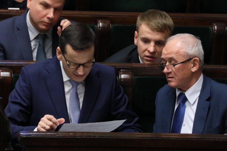 Mateusz Morawiecki i Krzysztof Tchórzewski. Minister energii nie należy do ulubieńców szefa rządu. Nie jest też ulubieńcem wyborców, bo obiecywane przez niego zamrożenie cen prądu to fikcja.