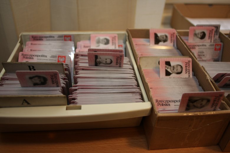 Oferty "kolekcjonerskich" dowodów osobistych można łatwo znaleźć w sieci
