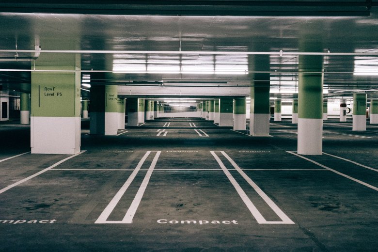 Wolne miejsce parkingowe - marzenie każdego kierowcy w dużym mieście.