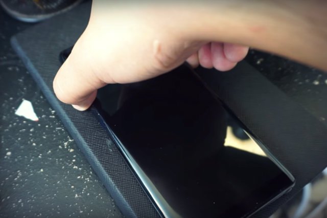 Od kilku dni użytkownicy coraz częściej donoszą, że Samsung Galaxy Note 8 ma poważną wadę. Po całkowitym rozładowaniu baterii, nie można go z powrotem naładować