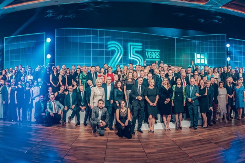 W czwartek 12 września odbyła się kolejna część obchodów 25-lecia OKNOPLAST. W Nosalowym Dworze w Zakopanem zgromadzili się tym razem partnerzy handlowi firmy działający zarówno w kraju, jak i na arenie międzynarodowej