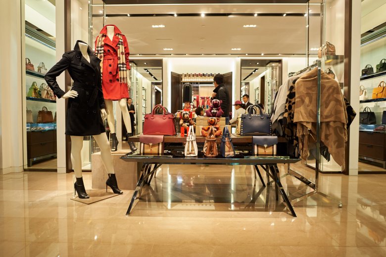 Burberry co rok spalał swoje niesprzedane ubrania. Teraz zamierza poddawać je recyklingowi