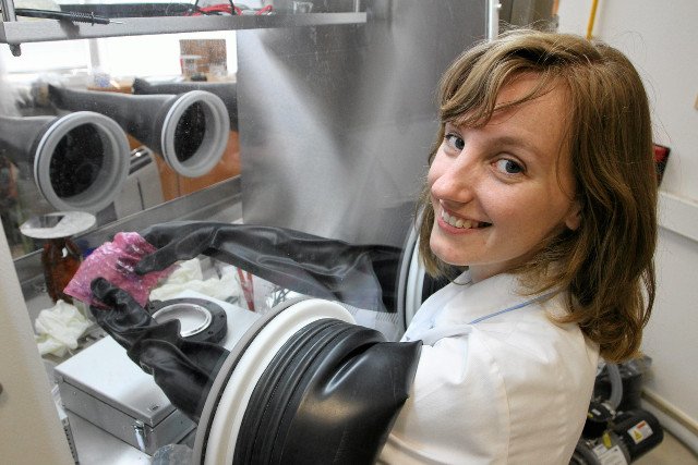 Olga Malinkiewicz wymyśliła rewolucyjną technologię - kryształy produkujące energię w tuszu, którym można zadrukować cokolwiek. Teraz trwa wyścig o to, kto pierwszy skomercjalizuje wynalazek i na tym zarobi.