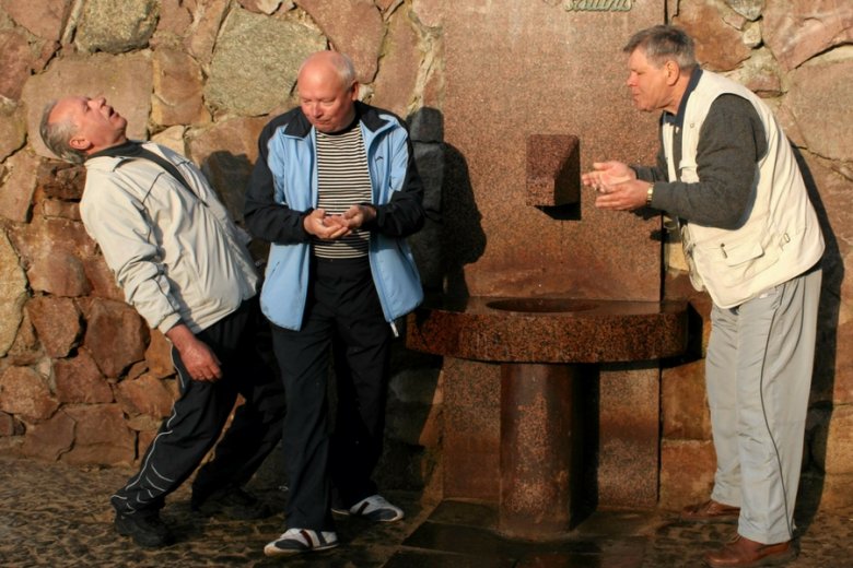 Surowa woda czy żywa woda to kolejne próby znalezienia czegoś, co mogłoby uchodzić za zdrowsze od wód mineralnych.